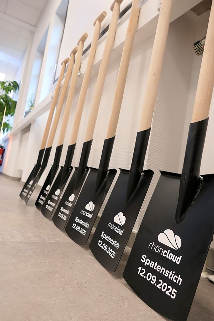 Spaten als Zeichen für den Spatenstich des rhöncloud DataRocks