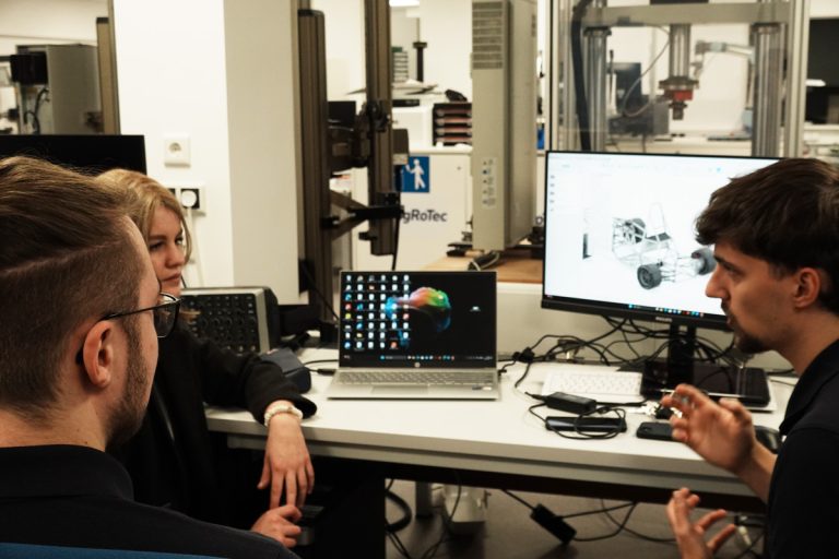 Leander spricht über die Bauweise des Rennwagens