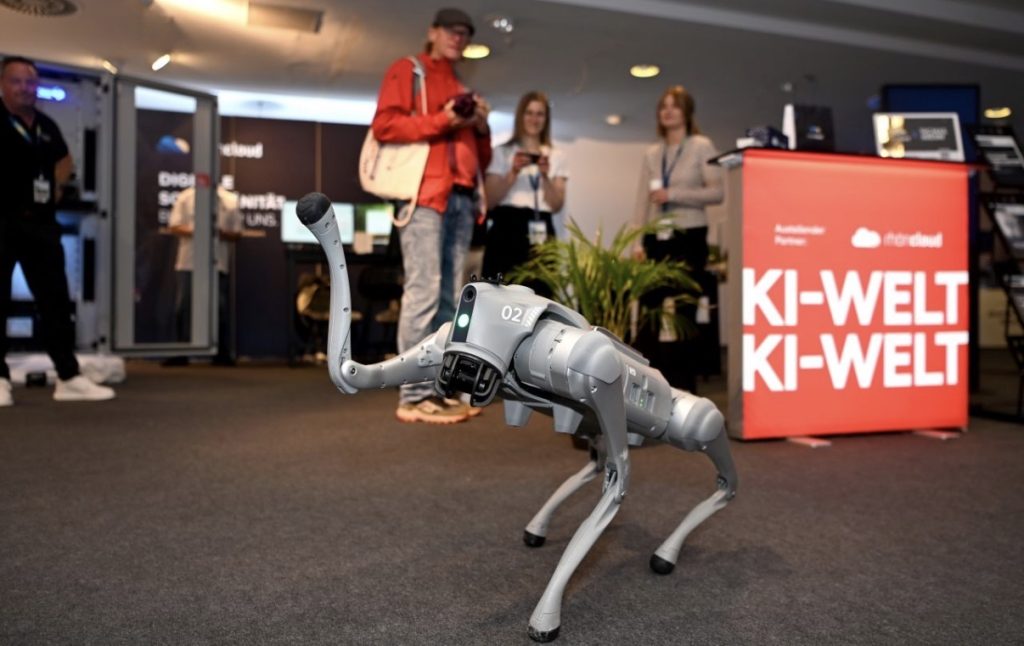 Besucher erleben den KI-Roboterhund Sparky in der KI-Welt des Hessentag 2026 in Fulda